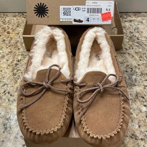 UGG kids Dakota slippers size 4 color chestnut